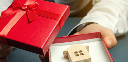 How Custom Real Estate Closing Gifts Can Make a Lasting Impression on Clients Gifts