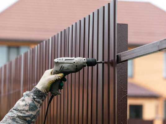 Is Vinyl Fencing a Good Choice for Hamilton Homes? fence installation services in Hamilton